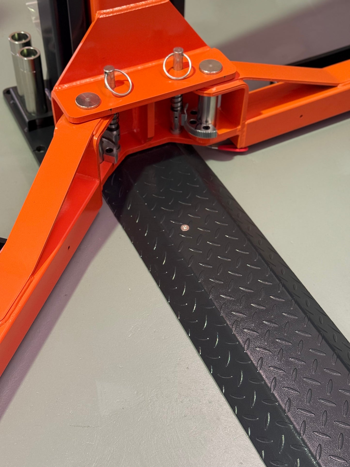 Snaptech Raptor 4.0T Two Post Lift ( With Base) + FREE Trolley Jack & Trestles